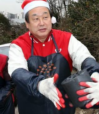 18일 김무성 새누리당 대표가 서울 관악구 삼성동에서 싼타 복장을 하고 외국인 유학생들과 연탄배달 봉사에서 연탄을 나르고 있다. 김경제 기자