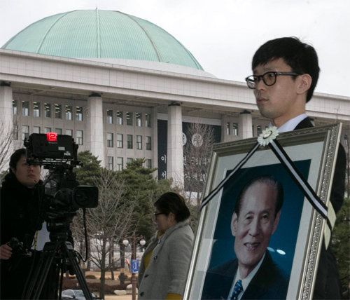 어제 국회葬 영결식 14일 별세한 ‘헌정 60년의 산증인’ 이만섭 전 국회의장의 영결식이 18일 국회에서 엄수됐다. 국회사진기자단