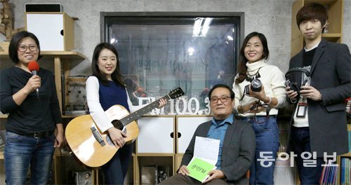 관악FM의 상근 PD와 기자들이 스튜디오 앞에서 활짝 웃고있다. 왼쪽부터 박현숙 기자,  박현진 PD, 김기욱 본부장, 김우신 기자, 강민건 PD.