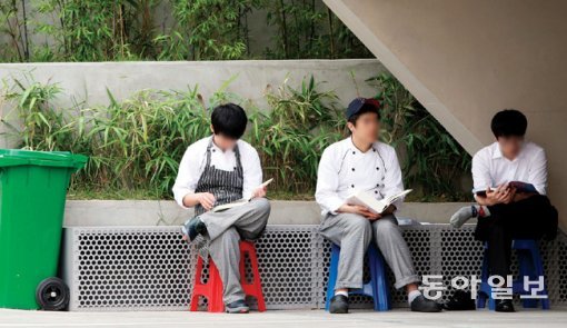 아르바이트를 하던 대학생들이 쉬는 시간에 공부를 하고 있다. 동아일보