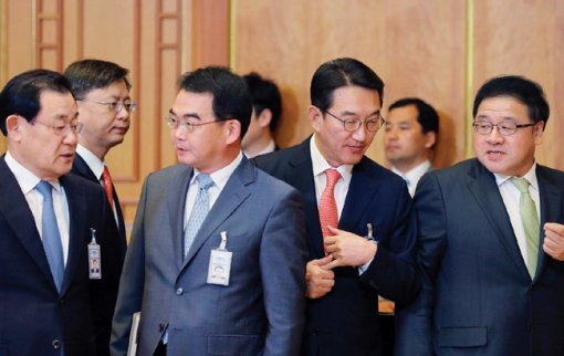 10월 5일 오전 청와대에서 열린 수석비서관회의를 앞두고 이병기 대통령 비서실장(왼쪽 끝)을 비롯한 청와대 참모진이 회의장에 입장하고 있다. 동아일보