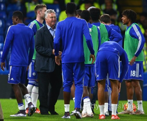 잉글랜드 프리미어리그 첼시의 임시 사령탑 거스 히딩크 감독(왼쪽 3번째)이 20일(한국시간) 스탬포드브릿지에서 벌어진 선덜랜드와의 홈경기에 앞서 선수들과 악수를 나누며 인사하고 있다. 조세 무리뉴 전 감독이 경질된 직후 첼시 지휘봉을 잡은 히딩크 감독은 선덜랜드전은 관중석에서 지켜봤다. 사진=ⓒGettyimages멀티비츠