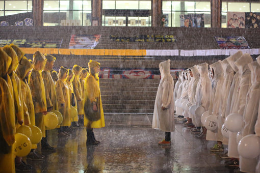 젝스키스의 팬들(왼쪽 노란우비)와 H.O.T의 팬들은 격렬하게 충돌하며 아이돌 팬덤을 구축했다. 케이블채널 tvN 드라마 ‘응답하라 1997’의 한 장면. 사진제공｜CJ E&M