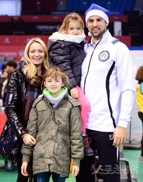 삼성화재 그로저(오른쪽)가 20일 대전 충무체육관에서 열린 KB손해보험과의 3라운드 마지막 홈경기를 승리로 이끈 뒤 한국을 찾은 가족과 함께 밝은 표정으로 기념촬영을 하고 있다. 대전｜김민성 기자 marineboy@donga.com