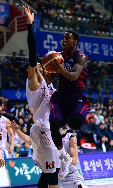 오리온 조 잭슨(오른쪽)이 20일 고양체육관에서 열린 ‘2015~2016 KCC 프로농구’ kt와의 홈경기 도중 수비를 피해 레이업슛을 시도하고 있다. 오리온은 모처럼 활발한 공격력을 발휘한 잭슨을 앞세워 92-66으로 승리했다.고양｜김종원 기자 won@donga.com