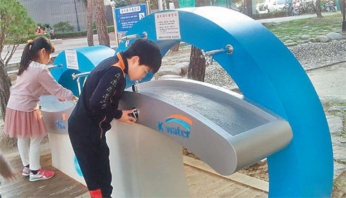 스마트 워터 시티를 추진하고 있는 K-water는 아파트 광장, 초등학교 실내외 등에 음수대를 설치해 수돗물 음용문화를 확산시키고 있다. 경기 파주시 금촌동 새꽃마을의 아파트 음수대(왼쪽 사진)와 수질전광판(오른쪽 작은 사진).