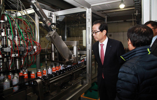 한국가스안전공사 박기동 사장(왼쪽)이 겨울철 가스안전 강화의 일환으로 지난 경기 안산시 단원구 이동식부탄연소기·부탄캔 제조업체 OJC를 방문해 안전관리 규정에 따라 제품 생산 및 검사가 이뤄지는지 점검했다.