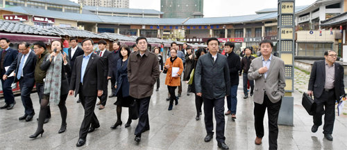 지난달 16일 중국 산둥 성 웨이하이 시를 방문한 유정복 인천시장(앞줄 왼쪽에서 다섯 번째) 등 인천시 사절단이 인천에서 생산한 화장품 등 한국산 제품을 전시하고 있는 상품관을 둘러보고 있다. 인천시 제공