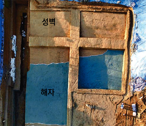 서울 송파구 풍납토성 동쪽 성벽 외곽에서 최근 발굴된 해자. 문화재청 제공
