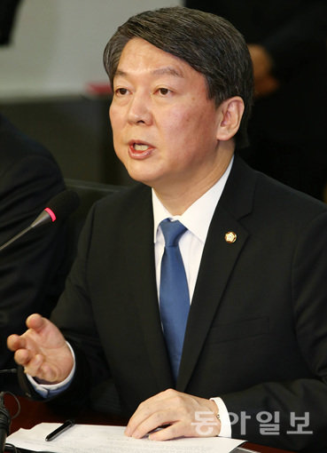 무소속 안철수 의원이 21일 국회 의원회관에서 기자회견을 열고 정권교체를 위해 오는 2월초까지 독자신당을 창당하겠다고 공식 선언하고 있다. 전영한 기자 scoopjyh@donga.com