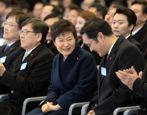 박근혜 대통령이 21일 오전 인천 송도에서 열린 삼성바이오로직스 제3공장 기공식에 참석, 이재용 삼성전자 부회장과 대화하고 있다. 뉴시스