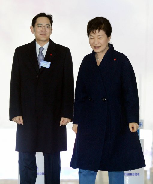 박근혜 대통령이 21일 오전 인천 송도에서 열린 삼성바이오로직스 제3공장 기공식에 참석해 행사를 마치고 자리를 떠나고 있다. 청와대사진기자단