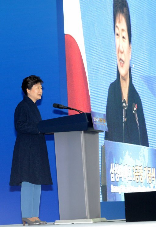 박근혜 대통령이 21일 오전 인천 송도에서 열린 삼성바이오로직스 제3공장 기공식에 참석해 축사를 하고 있다. 청와대사진기자단