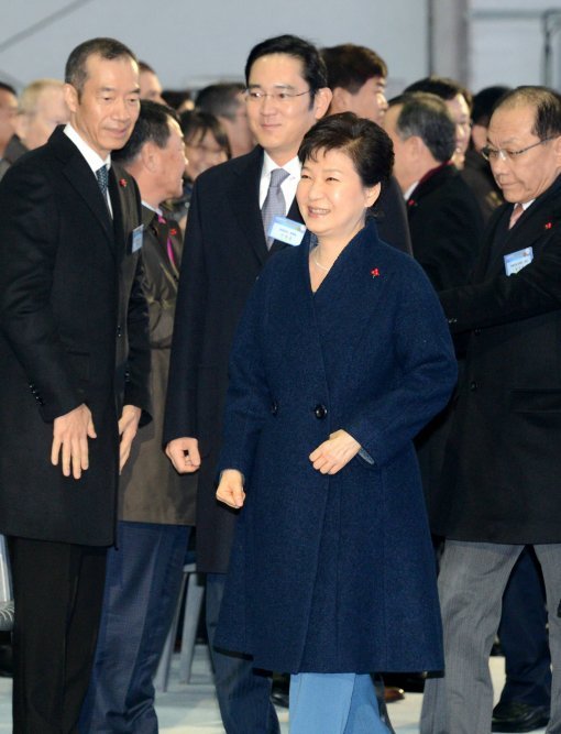 박근혜 대통령이 21일 오전 인천 송도에서 열린 삼성바이오로직스 제3공장 기공식장에 입장하고 있다. 청와대사진기자단
