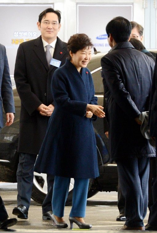 박근혜 대통령이 21일 오전 인천 송도에서 열린 삼성바이오로직스 제3공장 기공식장에 도착해 관계자들과 인사를 하고 있다. 청와대사진기자단