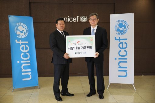 [모두투어 한옥민 사장(사진 왼쪽)이 서대원 유니세프한국위원회 사무총장과 기념촬영하고 있다.]