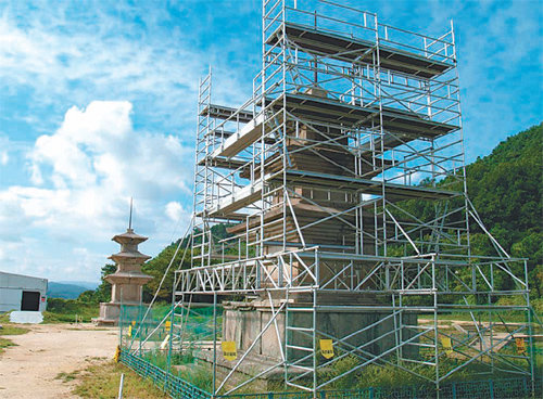 경주 감은사터 동쪽 석탑의 수리 모습(2007년). 동쪽과 서쪽의 두 탑은 1950년대, 1990년대에 이어 2000년에 들어서도 해체 수리복원 작업을 진행했다.