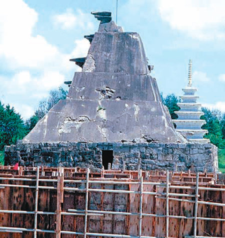 익산 미륵사터 서쪽 석탑의 해체 수리를 시작할 때의 모습(2001년). 앞쪽 석탑이 서탑의 서쪽면(시멘트로 발라놓은 상태)이고 뒤쪽 석탑은 1993년 복원
한 동탑이다.