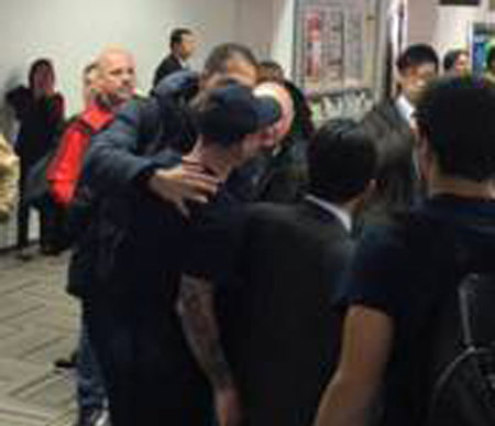 일본 나리타 공항에서 한 축구팬의 침 공격을 당한 FC 바르셀로나의 리오넬 메시(모자 쓴 사람)를 팀 관계자들이 달래고 있다. 요한 베힐스 씨 트위터