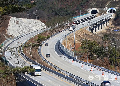 22일 개통한 광주∼대구고속도로(옛 88고속도로)는 전 구간이 왕복 4차로로 확장되고 중앙분리대가 설치됐다. 사진은 양쪽 차로를 분리하고 터널 앞 도로에 폭 6∼7m의 사고 완충지대를 만든 성산 1터널 앞.