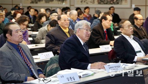 22일 부산 남구 유엔평화기념관에서 열린 일제강제동원역사관 개관 기념 학술대회에 강제 동원 희생자 유족과 시민 등 300여 명이 참석해 강연을 듣
고 있다. 부산=서영수 기자 kuki@donga.com