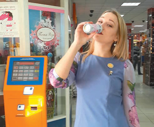 블라디보스토크 시내의 한 쇼핑몰 매장에서 러시아 여직원이 롯데가 수출한 밀키스를 마시고 있다. 롯데 제공