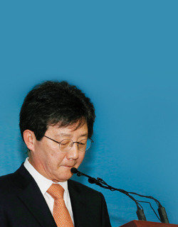 새누리당 유승민 원내대표가 7월 8일 서울 여의도 국회 정론관에서 원내대표 사퇴 기자회견을 하고 있다. 동아일보