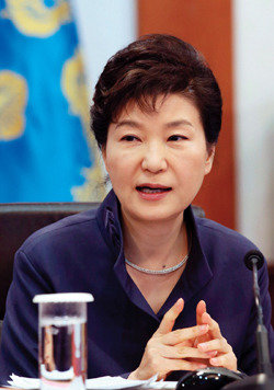 박근혜 대통령이 11월 10일 오전 청와대에서 열린 국무회의에서 모두발언을 하고 있다. 청와대사진기자단