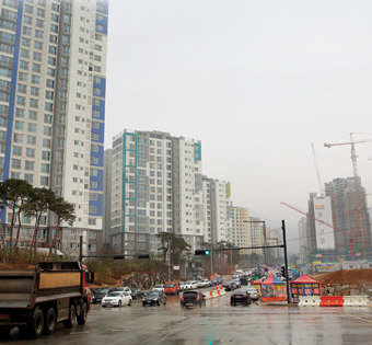 11~12월 위례신도시 신규 아파트단지에 입주가 시작됐지만 아직 인프라가 갖춰지지 않은 탓에 이주 수요가 적어 전셋값은 계속 하락세를 보이고 있다. 박해윤 기자