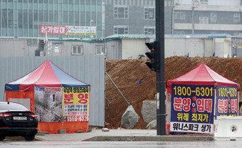 위례신도시 곳곳에 상가분양을 권하는 ‘떴다방’(이동식 중개업소)이 어지럽게 자리하고 있다. 박해윤 기자
