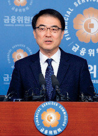 12월 14일 오전 손병두 금융위원회 금융정책국장이 금융위원회 기자실에서 ‘주택담보대출 여신심사 선진화 가이드라인과 가계부채 대응방향’을 발표하고 있다. 뉴시스