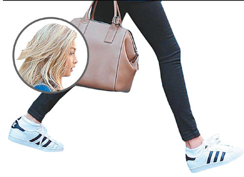 미국의 톱 모델인 지지 하디드가 신은 아디다스 슈퍼스타.