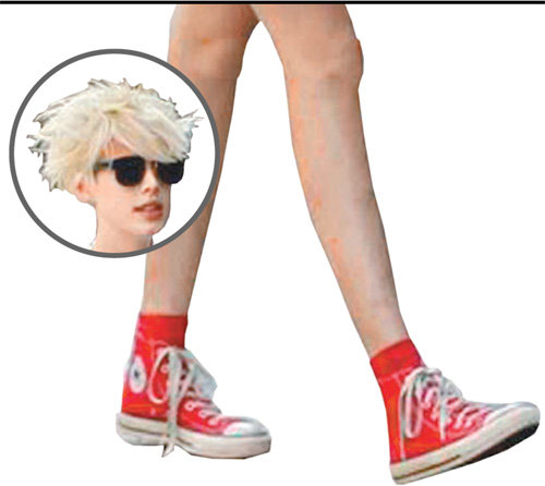 영국의 패션모델인 아그네스 딘이 신은 컨버스 척 테일러.