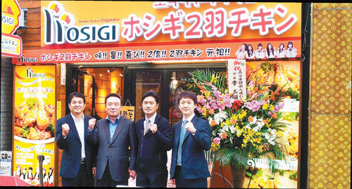 지난달 20일 해외 첫 매장으로 일본 신오쿠보점을 개설한 최호식 회장. 호식이두마리치킨 제공