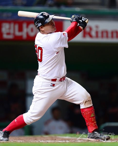 SK 이재원이 1억7500만원에서 60% 상승한 2억8000만원에 내년 연봉 재계약을 마쳤다. 여기에는 포수로는 첫 풀타임 출장을 앞두고 있는 그를 향한 구단의 기대가 서려있다. 스포츠동아DB