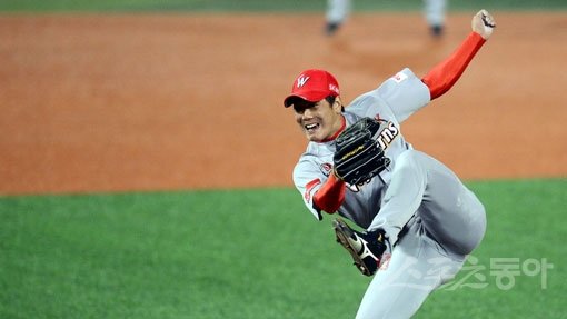 SK가 에이스 김광현에게 ‘비 FA(프리에이전트)’ 역대 최고대우를 약속했다. 올해 6억원을 받은 김광현은 김현수(전 두산)의 종전 최고액 7억5000만원을 훌쩍 뛰어넘을 전망이다. 스포츠동아DB