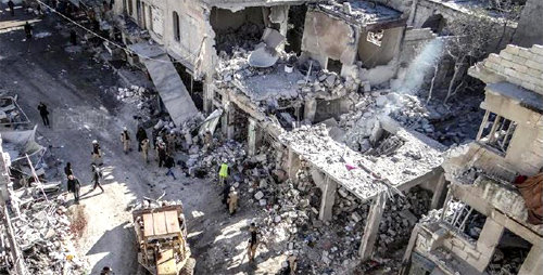 러시아 전폭기가 발사한 3기의 미사일 폭격으로 11월 무고한 민간인 49명이 희생된 현장인 시리아 이들리브 아리하 지역의 재래시장. 주민들이 다니는 길에는 아직도 폭격 흔적이 남아 있다. 출처: 국제엠네스티