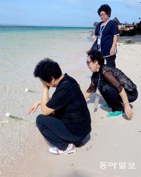 콰절린에서 아버지를 잃은 정진복, 박영옥, 박복균 씨(왼쪽부터)가 바다를 바라보며 흐느끼고 있다. 마주로=박창규 기자 kyu@donga.com