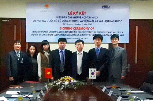 한국기계연구원과 베트남 산업통상부 관계자들이 18일 베트남 하노이에서 기술 사업화를 위한 협약을 체결한 뒤 함께 기념사진을 찍고 있다. 한국기계연구원 제공