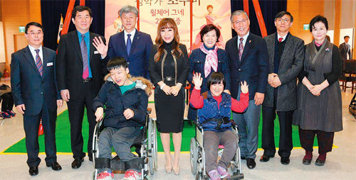 성악가 조수미 씨(뒷줄 왼쪽에서 네 번째)가 23일 오전 경남도청 대강당에서 휠체어 그네를 경남도에 기증한 뒤 장애어린이, 경남도 관계자 등과 기념촬영을 하고 있다. 경남도 제공