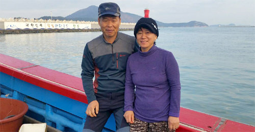 97흥성호 선장 박복연 씨(왼쪽)와 부인 김용자 씨가 22일 전남 완도항에 정박된 자신들의 배에서 미소를 짓고 있다. 박복연 씨 제공