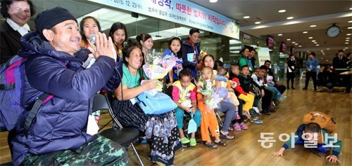 ‘재정착 난민제도’에 따라 한국을 찾은 미얀마인 네 가족 22명이 23일 인천국제공항 입국심사장에서 열린 환영행사에서 활짝 웃고 있다. 인천=김재명 기자 base@donga.com