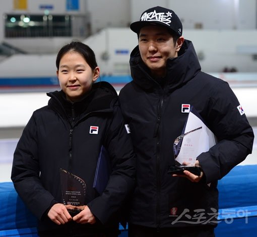 김민선(왼쪽)과 김태윤이 23일 태릉국제스케이트장서 열린 제42회 전국남녀스프린트스피드스케이팅선수권대회에서 우승한 뒤 나란히 트로피를 들고 포즈를 취하고 있다. 스포츠동아DB