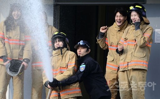 흥국생명 이재영(앞줄 왼쪽)이 ‘2015~2016 NH농협 V리그 올스타전’에 하루 앞서 24일 천안 중앙소방학교에서 열린 소방교육체험 행사 도중 밝은 표정으로 소방교관의 도움을 받아 호스를 잡고 물줄기를 쏘아올리고 있다. 이날 행사는 고된 업무에도 시민들을 위해 힘쓰는 소방관의 직업을 체험해보고, 응원 메시지를 전하기 위해 펼쳐졌다. 천안｜김진환 기자 kwangshin00@donga.com