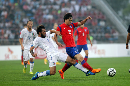 올해 K리그 클래식 2위에 오른 수원도 전력보강을 시작했다. 수원 프랜차이즈로 아마추어 무대를 주름잡은 공격수 김건희(10번)의 가세는 ‘최전방 카드’를 항상 고민해온 수원 서정원 감독에게 큰 힘이 될 전망이다. 사진제공｜대한축구협회