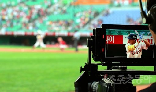 KBO리그도 자체 비디오판독 시스템을 도입한다. TV 중계화면에 의존하던 종전 ‘심판합의판정’에서 탈피해 메이저리그처럼 구장에 설치된 판독전용카메라로 전문 판독관이 최종 판정을 내리는 방식으로 바뀐다. 스포츠동아DB
