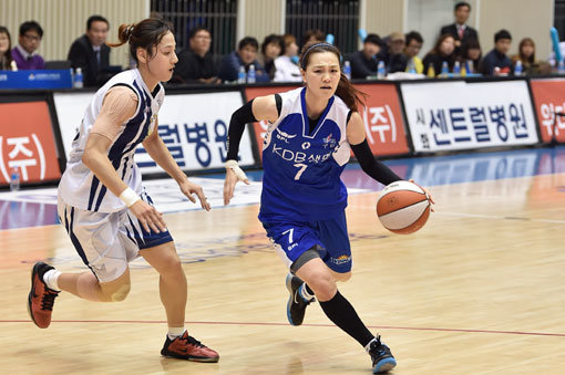 KDB생명 한채진(오른쪽). 사진제공｜WKBL