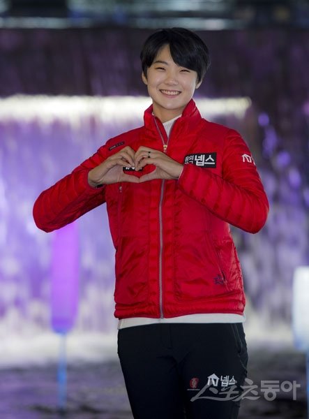 22일 서울 청계천을 찾은 박성현이 손으로 하트를 그리고 있다. 스포츠동아DB