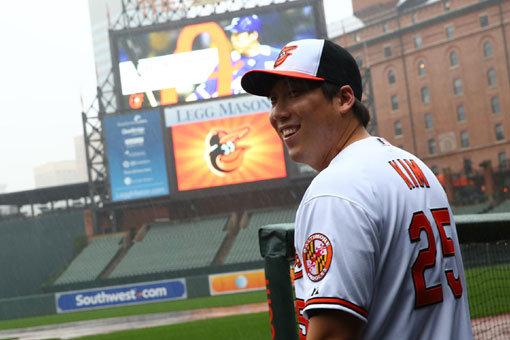 ‘육성선수에서 메이저리거까지!’ 구단의 지명을 받지 못해 연습생으로 프로 생활을 시작한 김현수가 오랜 꿈을 이뤘다. 김현수가 24일(한국시간) 볼티모어와 공식 입단계약을 마치고 홈구장 오리올파크를 둘러보고 있다. 사진제공｜리코스포츠