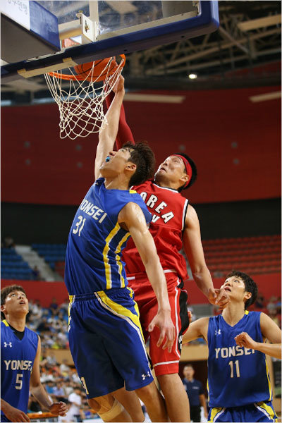 고려대 이종현(오른쪽). 사진제공｜한국대학농구연맹